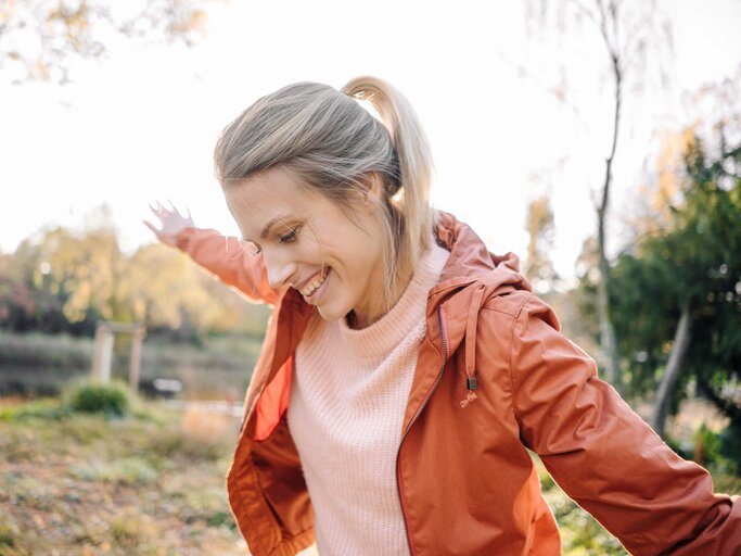 Junge Frau im Herbst-Outfit | © gettyimages.de / Westend61