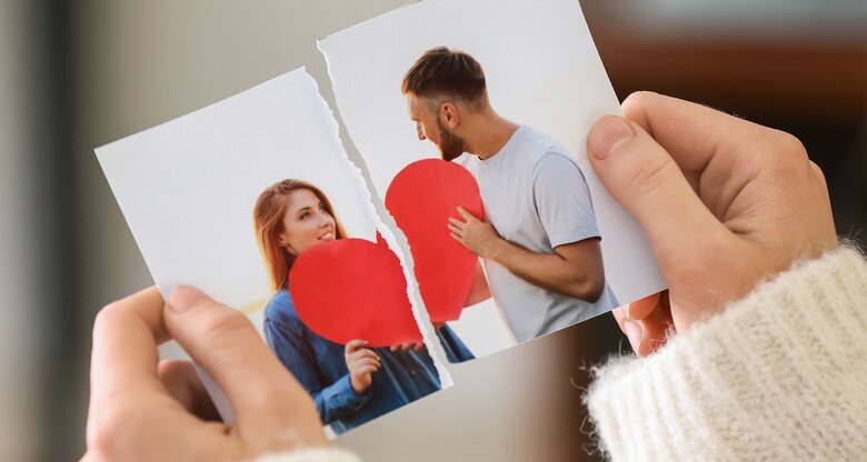 Frau zerreißt Foto eines glücklichen Paares, Nahaufnahme | © Adobe Stock/Pixel-Shot