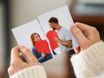 Frau zerreißt Foto eines glücklichen Paares, Nahaufnahme | © Adobe Stock/Pixel-Shot