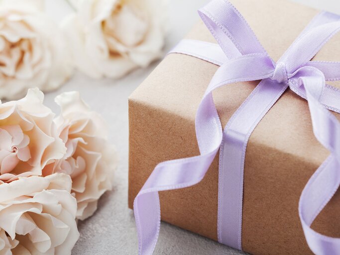 Hochzeitsgeschenk mit Blumen  | © iStock | Julia_Sudnitskaya