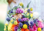 Bunter Brautstrauß aus Wiesenblumen | © iStock | SharafMaksumov
