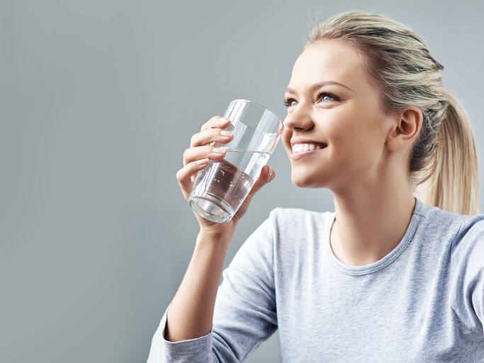 Frau mit einem Glas Wasser | © iStock | Mediaphotos
