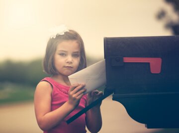 Ein kleines Mädchen holt die Post. | © gettyimages | Rebecca Nelson