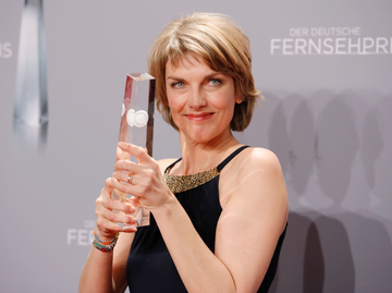 Marietta Slomka präsentiert ihren Deutschen Fernsehpreis. | © gettyimages | Andreas Rentz