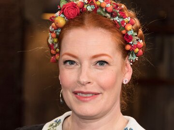 Enie van de Meiklokjes mit Blumenkranz im Haar | © Getty Images | Marc Pfitzenreuter