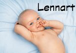 Süßes Baby mit blauen Augen, daneben der Jungenname Lennart | © gettyimages.de | Laurence Monneret