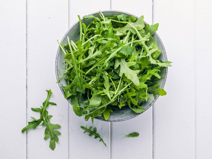 Eine Schüssel mit Rucola | ©  gettyimages.de | Christian-Fischer