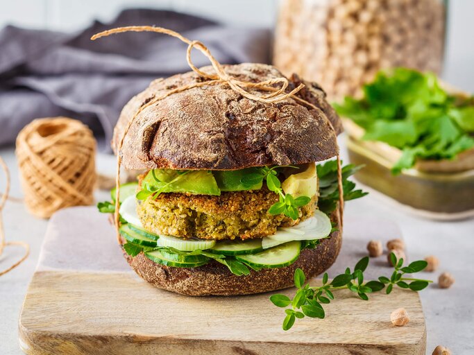 Veganer Burger aus Kichererbsen | © gettyimgaes.de | vaaseenaa