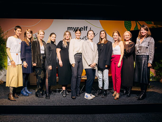 Chefredakteurin Sabine Hofmann (rechts) mit den Speakerinnen und Moderatorinnen des Abends. | © Florian Gruendig