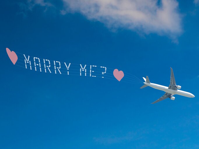 Flugzeug zieht Banner mit Heiratsantrag | © gettyimages.de | mrPliskin