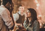 Frau macht ihrem Freund in einer Bar einen Heiratsantrag | © gettyimages.de | skynesher