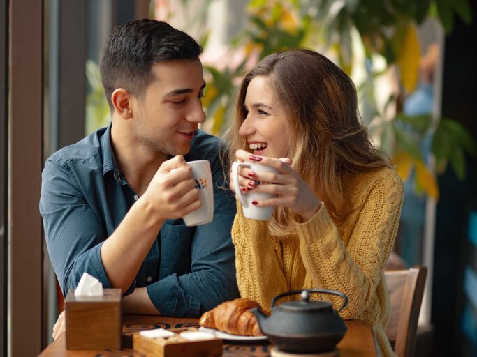 Mann und Frau haben ihr erstes Date in einem Cafe.  | © Adobe Stock/arthurhidden