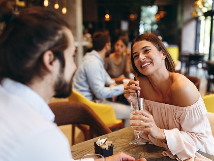 Mann und Frau sitzen im Cafe und stellen sich Fragen zum Kennenlernen  | © Adobe Stock/djile