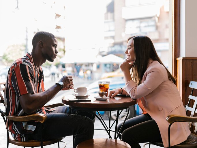 Mann hört Frau beim Date im Cafe zu | © gettyimages.de | Westend61