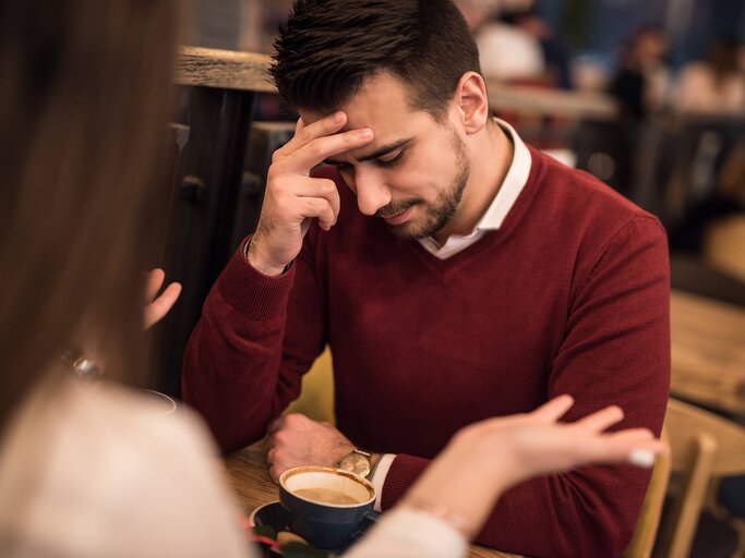 Frau beschwert sich bei Tisch, der Mann fasst sich verzweifelt an die Stirn | © gettyimages.de | DjelicS