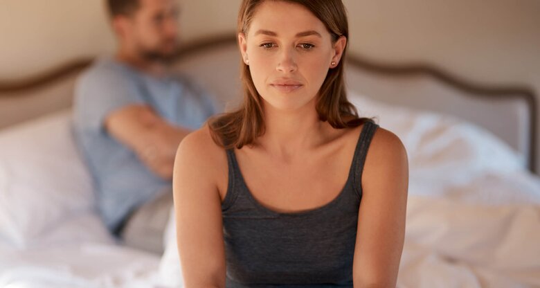 Frau und Mann sitzen im Bett und haben Streit | © gettyimages.de| PeopleImages