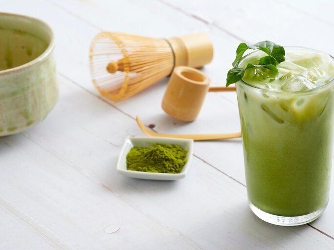 Iced Matcha Latte mit Bambusbesen | © gettyimages.de /  jittima kumruen