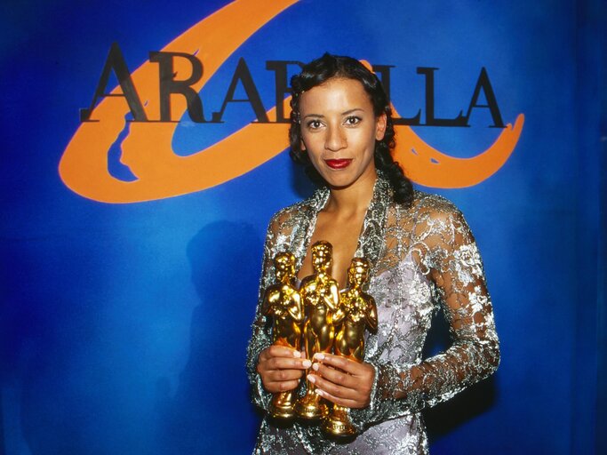 Arabella Kiesbauer bei einer Abendveranstaltung im Jahr 1995 | © gettyimages.de /  United Archives 