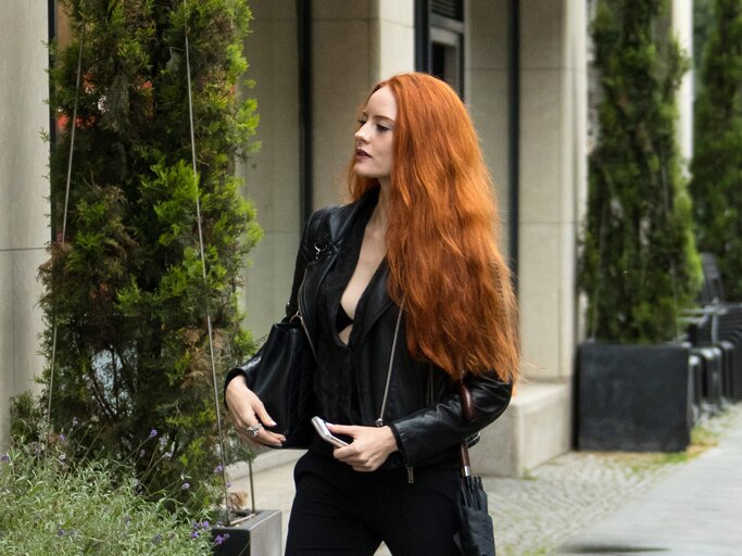 Barbara Meier in schwarzem Look mit offenen Haaren | © GettyImages/Brian Dowling