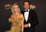 Chantal Janzen in goldenem Kleid mit ihrem Mann Marco Geeratz | © gettyimages.de | BSR Agency 