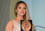 Shirin David mit einer Youtube-Auszeichnung | © Getty Images/Tristar Media/Kontributor