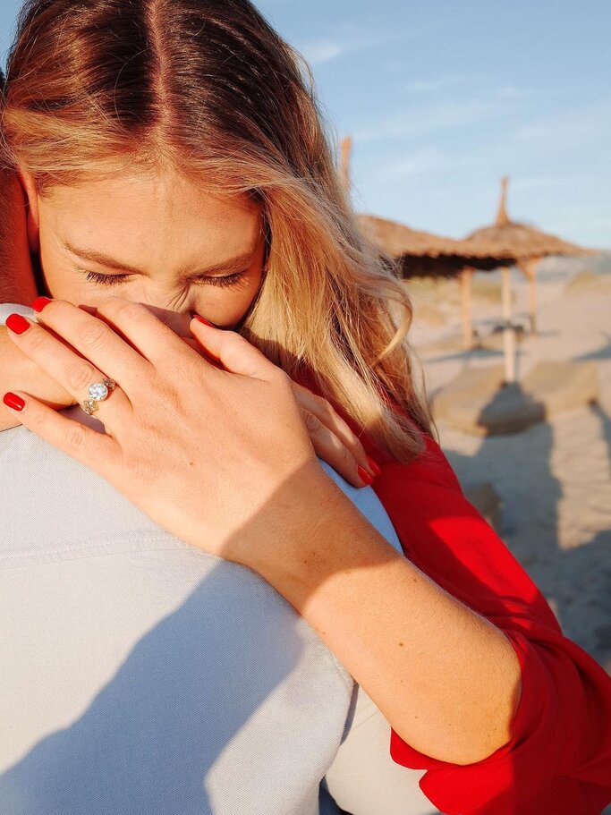 Viviane Geppert trägt einen Verlobungsring am Finger | © Instagram @vivianegeppert