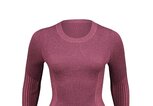 Feeling Balanced Sweater in der Farbe 'So Merlot Redwood" von lululemon. | © PR