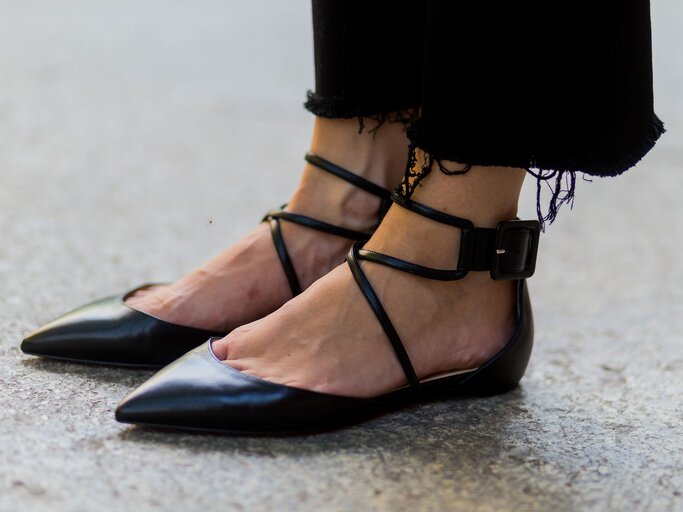 Detailaufnahme der schwarzen Schnür-Ballerinas aus Leder einer Besucherin der Fashion Week in Berlin | © Getty Images / Christian Vierig