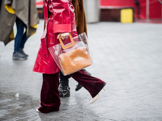 Frau bei der New York Fashion Week mit transparenter Tasche | © Getty Images | Christian Vierig