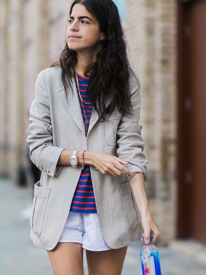 Bloggerin Leandra Medine mit rot-weißem Ringelshirt, beigem Blazer und Shorts in New York | © Getty Images | Christian Vierig