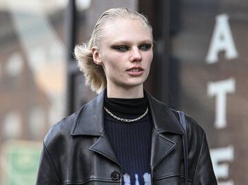 Streetstyle von Frau mit Smokey Eyes und schwarzer Lederjacke | © Getty Images/Daniel Zuchnik