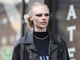 Streetstyle von Frau mit Smokey Eyes und schwarzer Lederjacke | © Getty Images/Daniel Zuchnik