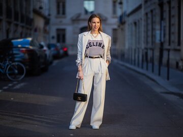 Streetstyle von Alexandra Lapp in weißer Marlene Hose, weißem Blazer und gestreiften Celine-Shirt | © AdobeStock/Christian Vierig