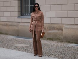 Streetstyle von Frau in hellbraunem Look | © Getty Images/Jeremy Moeller