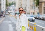 Gast auf der Paris Fashion Week - Haute Couture Fall/Winter 2021/2022 in gelbem Rock und oversized Hemd | © gettyimages.de | Christian Vierig