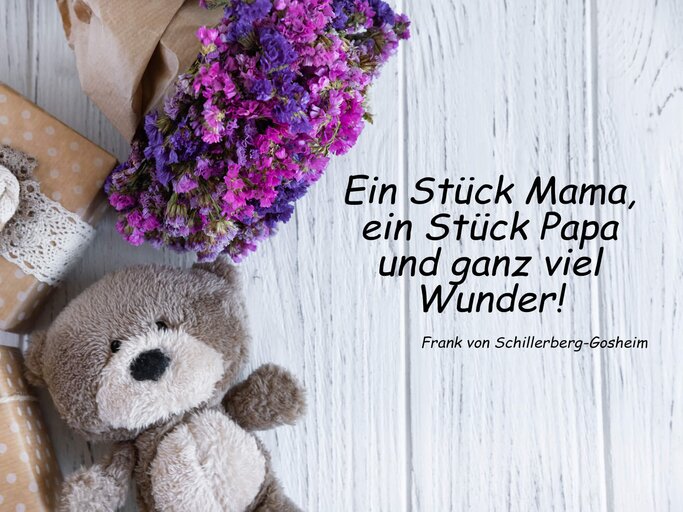 Süßer Teddybär mit Geschenken und Blumenstrauß | © gettyimages.de |  Sushytska Viktoriia | Funke Digital