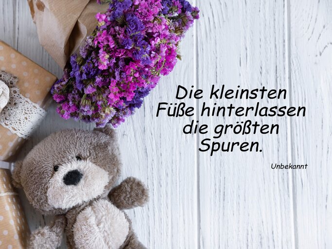 Süßer Teddybär mit Geschenken und Blumenstrauß | © gettyimages.de |  Sushytska Viktoriia | Funke Digital