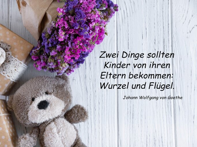 Süßer Teddybär mit Geschenken und Blumenstrauß | © gettyimages.de |  Sushytska Viktoriia | Funke Digital