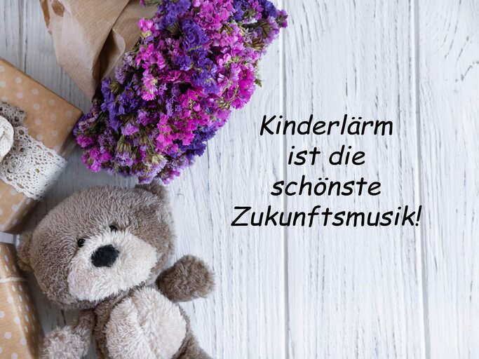 Süßer Teddybär mit Geschenken und Blumenstrauß | © gettyimages.de |  Sushytska Viktoriia | Funke Digital