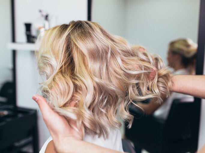 Frau beim Friseurbesuch | © iStock | hedgehog94