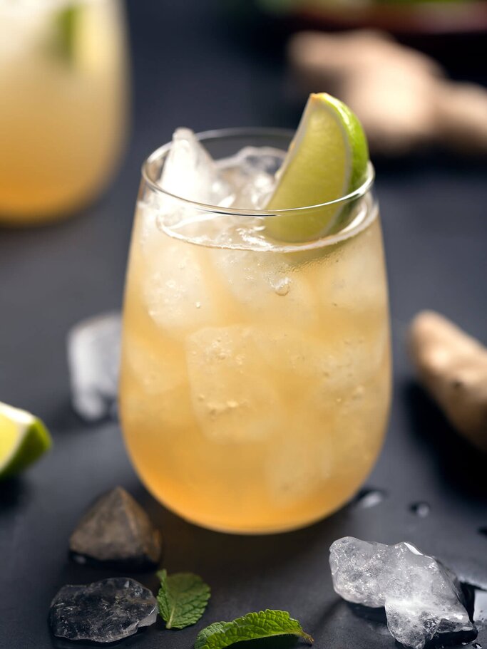 Cocktail Honey Cobbler | © iStock | VadimZakirov