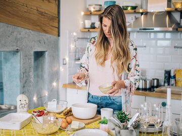 Eine Frau kocht gesund in der Küche. | © iStock | svetikd