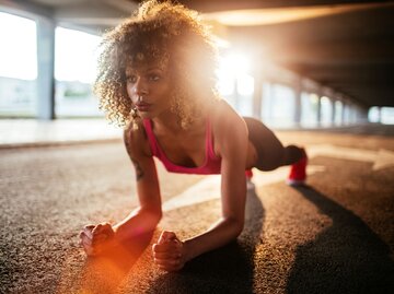 Frau beim HIIT Training | © iStock | Geber86