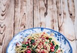 Spaghettoni mit Spinat, Nuss-Crumble, Südtiroler Speck g.g.A. und Granatapfel | © Stefano Cavada