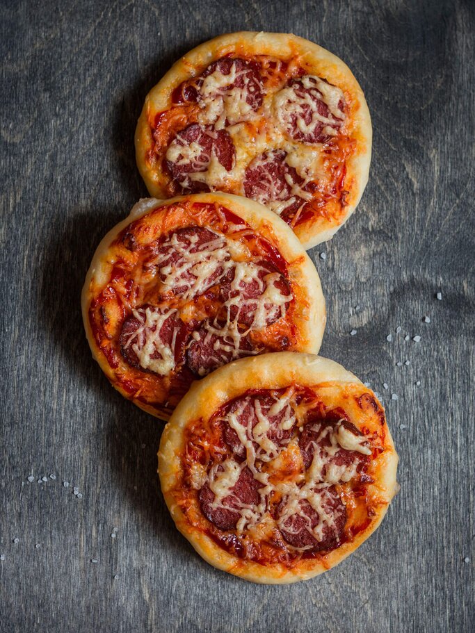 Tomaten-Salami-Pizza | © iStock | OksanaKiian