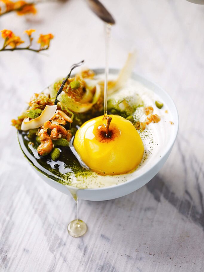 Geröstetes Matcha-Nussgranola mit Safranapfel und Joghurt | © KISSA