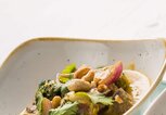 Grünkohlcurry mit Cashewkernen | © iStock | poplasen