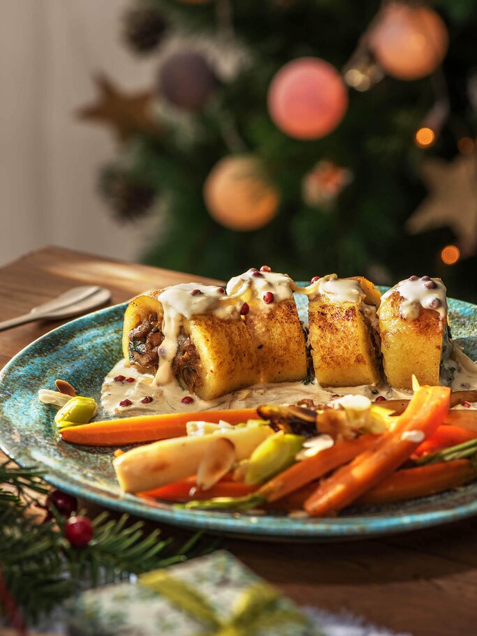 Gefüllter Kartoffelkloßbraten mit Maronen und glasiertem Wintergemüse | © HelloFresh