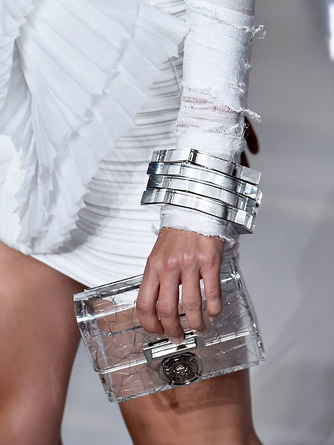 transparente Accessoires auf dem Laufsteg bei Balmain | © Getty Images | Victor VIRGILE