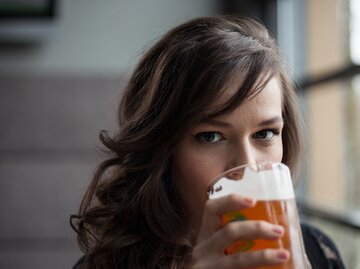 Frau mit Alkohol | © iStock | brown54486